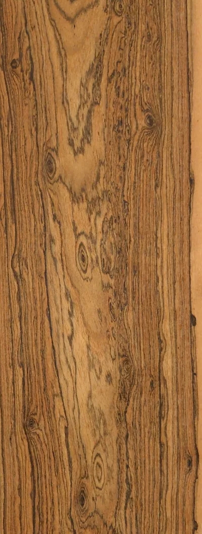 黃金檀的芯材顏色多為棕黃色或深褐色，帶黑色條紋，而且會(huì)隨著樹齡的增長(zhǎng)顏色會(huì)變深。 在紋理方面，通常是非常明顯相互交錯(cuò)，質(zhì)地均勻帶有油蠟效果，板面有良好的光澤度。.webp.jpg