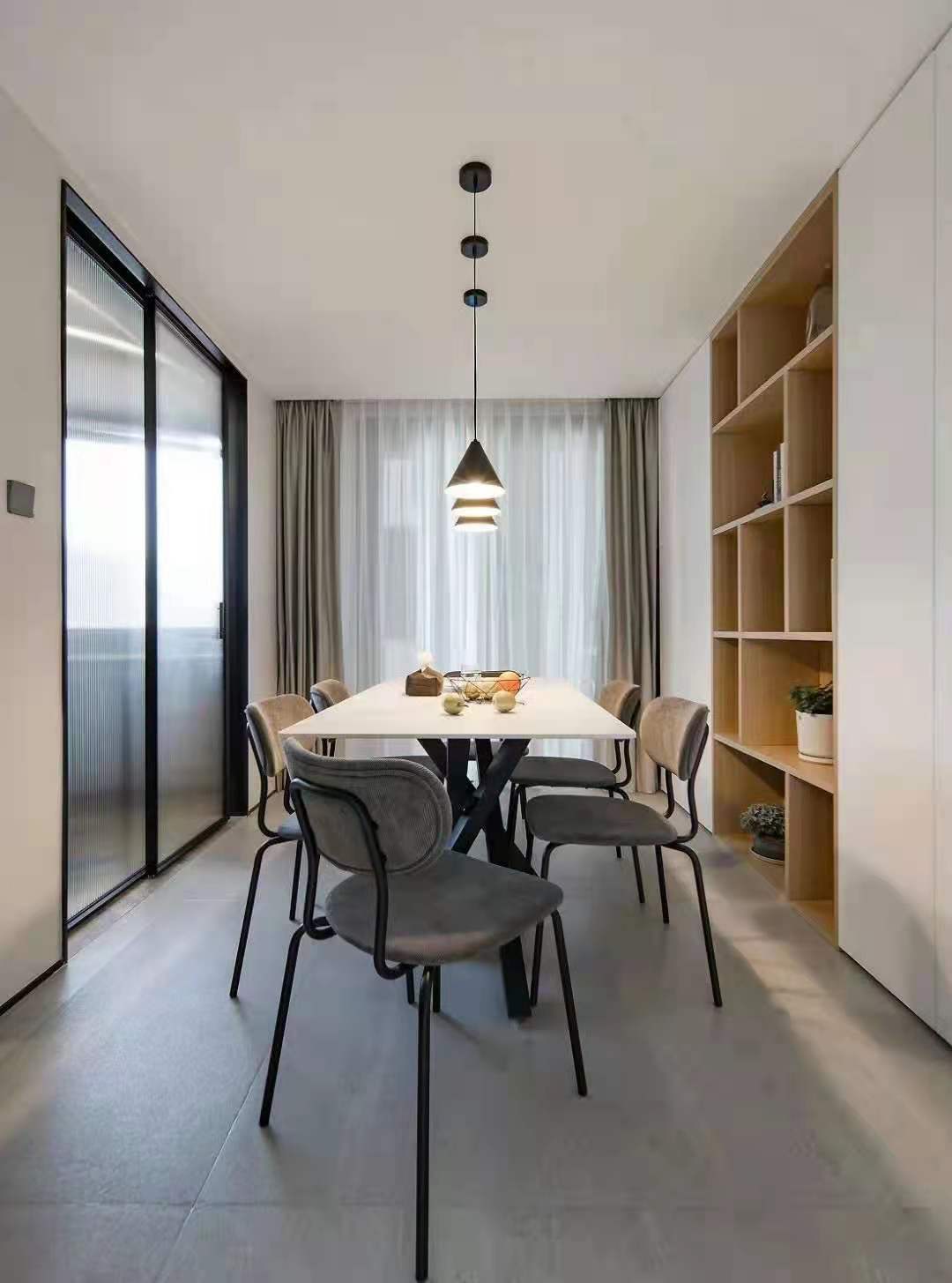 自然舒適的木飾面, 溫柔色調(diào)的軟裝，讓整個空間更具治愈感和親和力，加上生活的煙火氣，安靜而溫馨，平淡而簡單。 (2).jpg